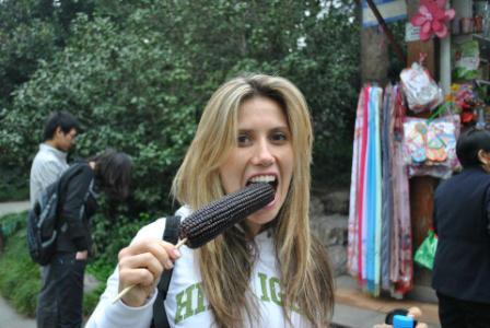 A Carol, que nem mora aqui, turista de verdade, foi a corajosa em dar a primeira mordida!!