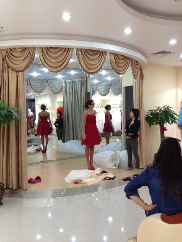 A mocinha numa das muitas provas... e reparem no canto direito o inicio do sofá! =]