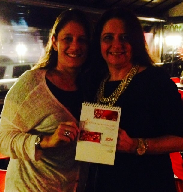 Eu e Fabíola em Curitiba e calendário 'China na minha vida' na mão!