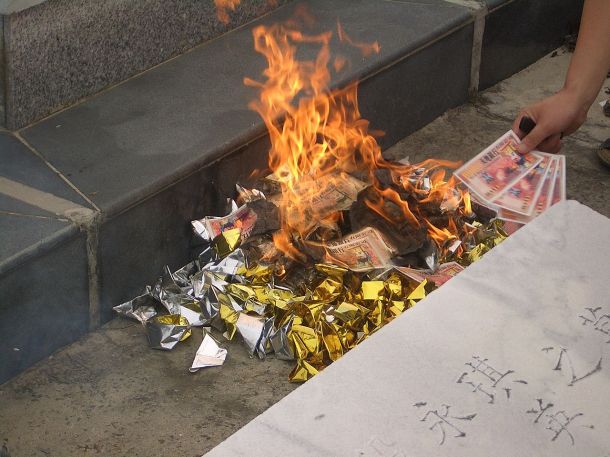 1280px-Burning-money-and-yuanbao-at-the-cemetery-3249