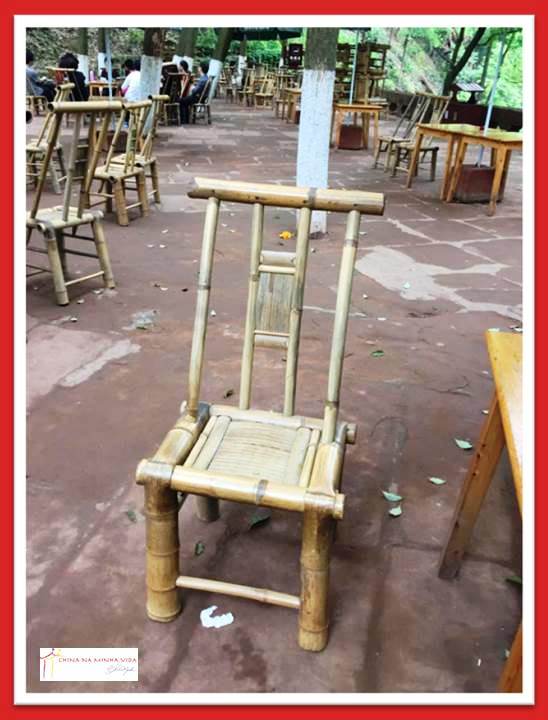 Cadeira de bambú típica daqui.
