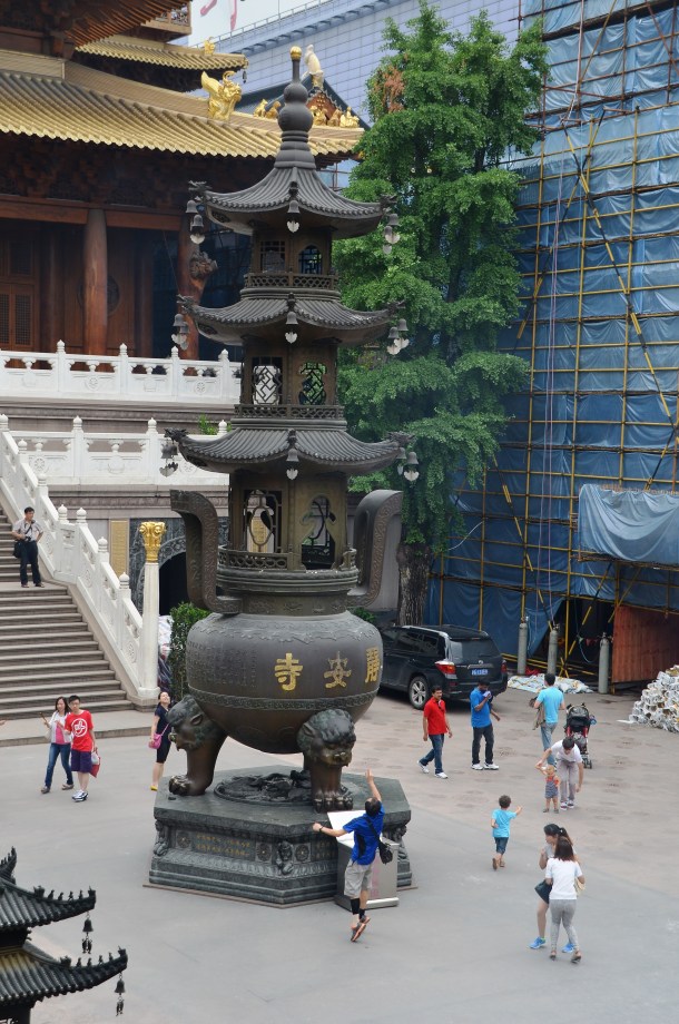 O 'caldeirão' onde se jogam as moedas ao alto e els tem que entrar na janela mais alta!