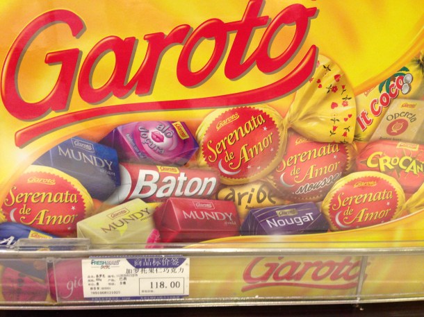 Vejam o preço de uma caixa de bombom Garoto num supermercado em Shanghai: RMB 118,00 = R$58,00.